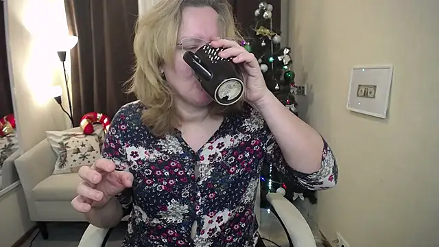 Snapshot of VestaWoody chatting on December 1, 2025, 7:35 am VestaWoody online show from December 1, 2025, 7:35 am