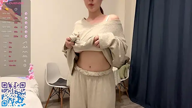 Snapshot of GilySuper chatting on October 10, 2025, 5:23 pm GilySuper online show from October 10, 2025, 5:23 pm