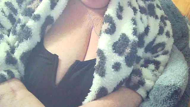 Playful MILF Demi online show from December 16, 2025, 7:52 pm