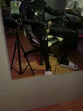 Snapshot of Wuza-H chatting on December 2, 2025, 8:37 pm Wuza-H online show from December 2, 2025, 8:37 pm