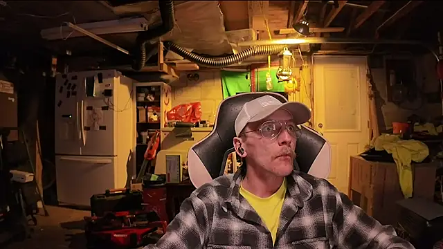 AverageMaleJay online show from May 22, 2026, 3:02 am