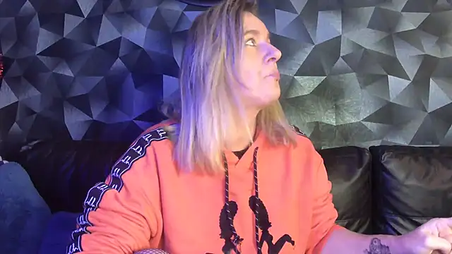 Snapshot of Delichieuse5 chatting on November 3, 2025, 8:32 pm Delichieuse5 online show from November 3, 2025, 8:32 pm