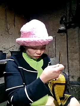 miomio-12 online show from November 21, 2025, 1:43 pm