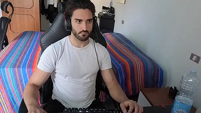 Al3xox02 online show from April 15, 2026, 1:40 pm