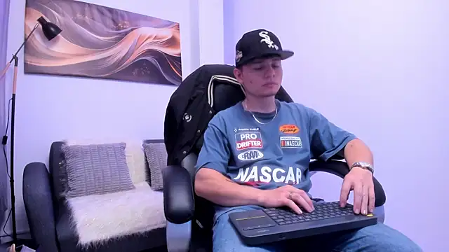 Leoo Miller online show from November 14, 2025, 4:00 am