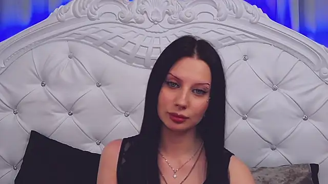 MaeAnna online show from December 18, 2025, 1:06 pm