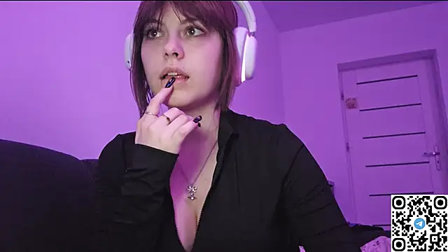 KristiBloom online show from November 2, 2025, 10:45 pm