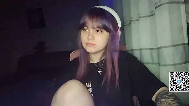 KristiBloom online show from February 18, 2026, 7:43 pm