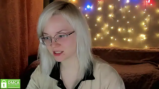 HoneyDazzle online show from December 4, 2025, 9:12 pm