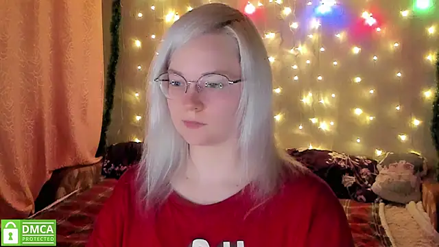 HoneyDazzle online show from December 19, 2025, 8:49 pm