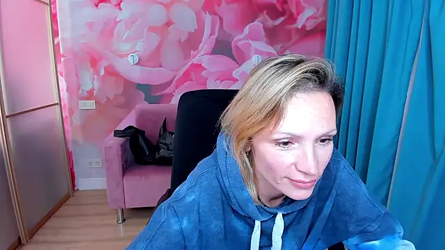 AlinaMoor online show from November 26, 2025, 6:42 pm