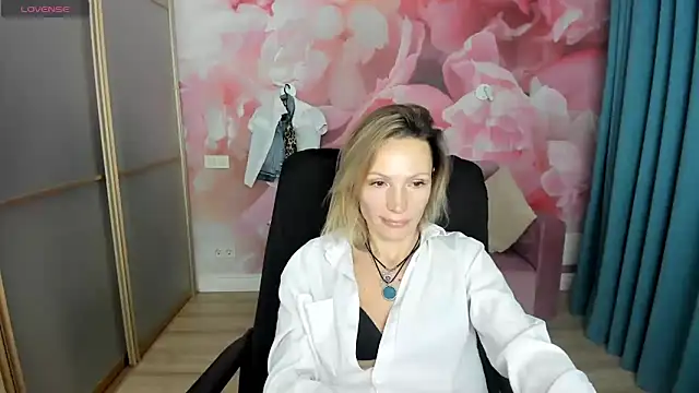 Snapshot of AlinaMoor chatting on January 6, 2026, 5:33 am AlinaMoor online show from January 6, 2026, 5:33 am