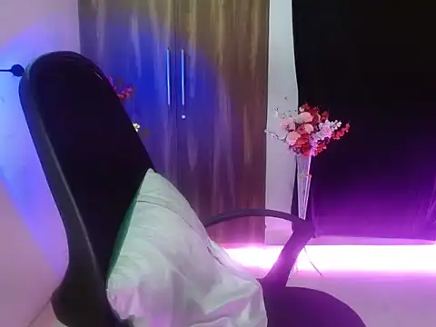 Roiseeee online show from April 12, 2026, 4:39 am