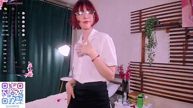 Snapshot of _LucyStars_ chatting on November 4, 2025, 2:05 pm LucyStars online show from November 4, 2025, 2:05 pm