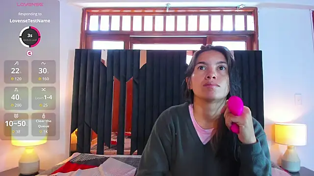 Sofy and Mia online show from November 3, 2025, 12:39 pm