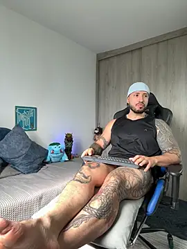 Snapshot of Dave-Max01 chatting on November 16, 2025, 2:22 pm Dave-Max01 online show from November 16, 2025, 2:22 pm