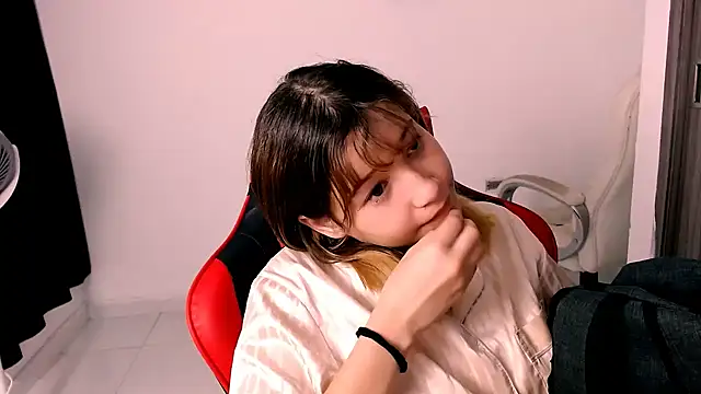 Snapshot of EmuOtori chatting on January 6, 2026, 12:20 pm EmuOtori online show from January 6, 2026, 12:20 pm