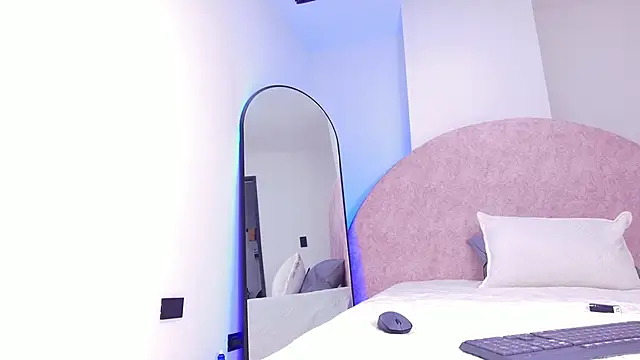 lilylovely  online show from December 2, 2025, 7:20 pm