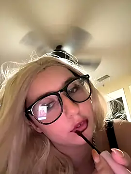 Snapshot of tiffanyxoxo515 chatting on October 12, 2025, 8:46 am tiffanyxoxo515 online show from October 12, 2025, 8:46 am