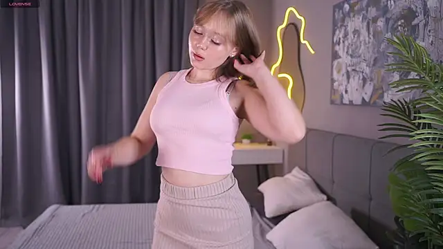 lorapalmerry online show from October 12, 2025, 3:11 pm