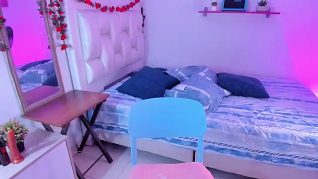 Laaura-Velez online show from November 28, 2025, 1:25 pm