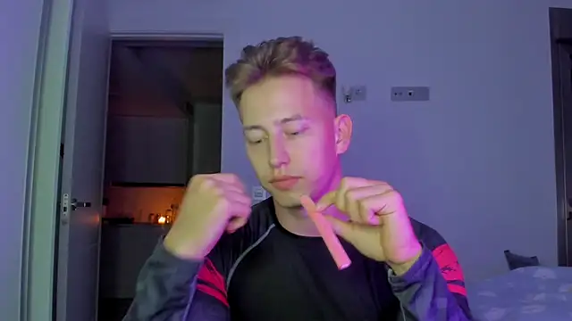 Snapshot of find0m_master chatting on December 22, 2025, 9:45 pm find0m master online show from December 22, 2025, 9:45 pm