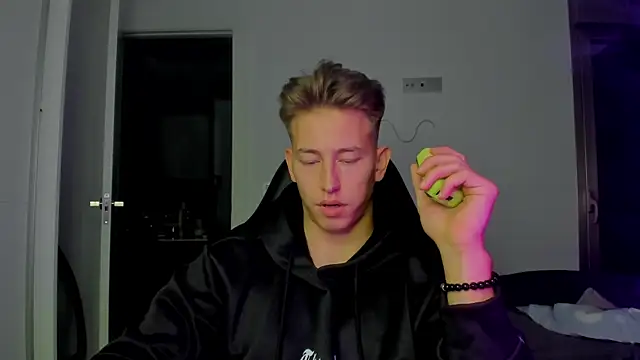 Snapshot of find0m_master chatting on January 17, 2026, 6:33 pm find0m master online show from January 17, 2026, 6:33 pm