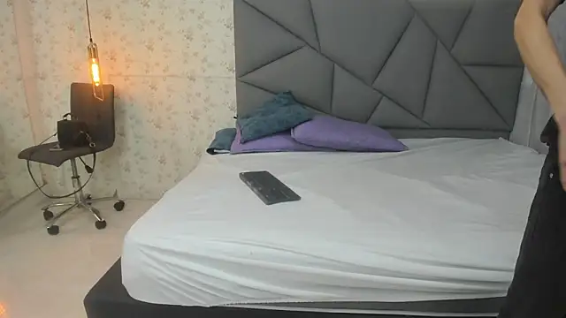 Snapshot of nicollandjhon chatting on February 13, 2026, 11:50 am nicollandjhon online show from February 13, 2026, 11:50 am