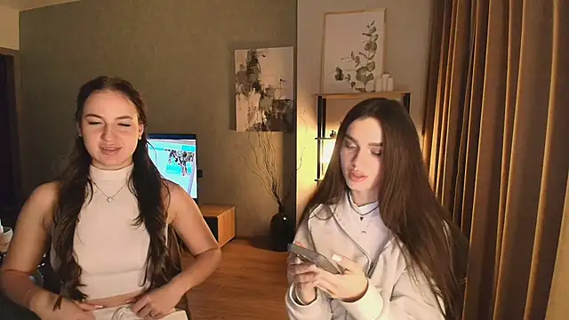 MayaGlow online show from December 4, 2025, 5:28 am