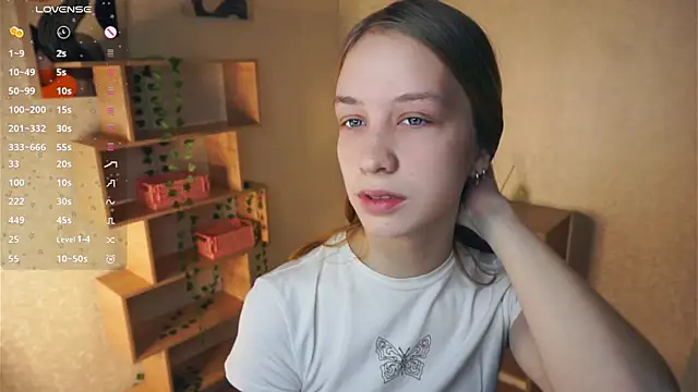 Snapshot of IveyColley chatting on December 4, 2025, 7:28 am IveyColley online show from December 4, 2025, 7:28 am