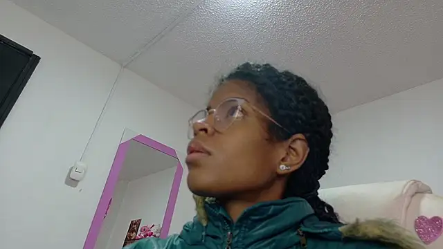 Snapshot of thianahorny chatting on March 10, 2026, 12:43 pm thianahorny online show from March 10, 2026, 12:43 pm