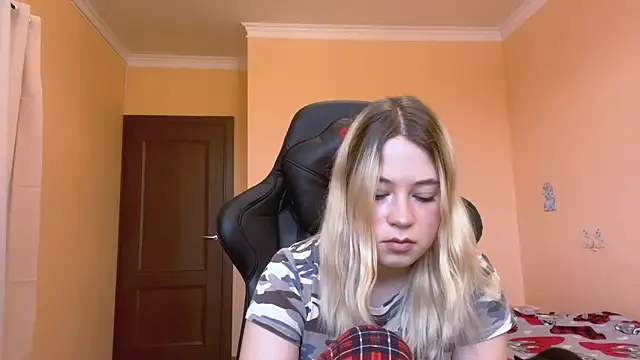 Snapshot of HotLuna69 chatting on December 17, 2025, 7:25 am HotLuna69 online show from December 17, 2025, 7:25 am