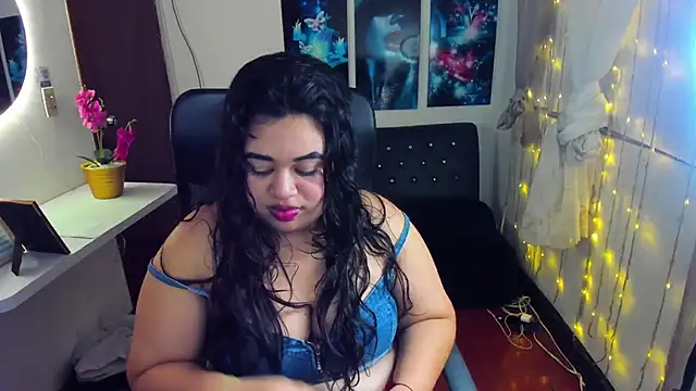 oliviia cute online show from November 5, 2025, 4:34 am