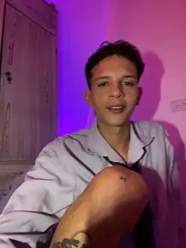 Snapshot of tylernova chatting on October 20, 2025, 4:02 am tylernova online show from October 20, 2025, 4:02 am