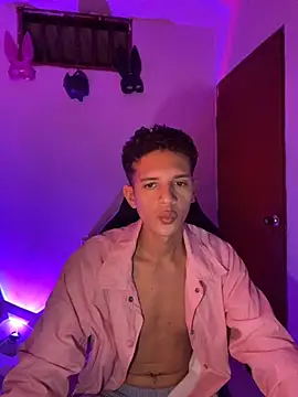 Snapshot of tylernova chatting on October 21, 2025, 3:40 am tylernova online show from October 21, 2025, 3:40 am