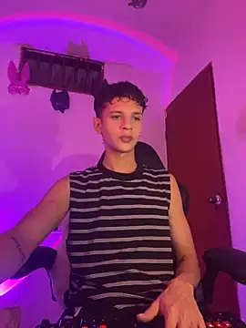 Snapshot of tylernova chatting on October 23, 2025, 3:17 am tylernova online show from October 23, 2025, 3:17 am