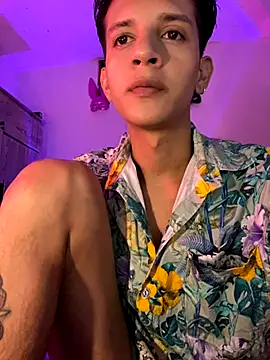 Snapshot of tylernova chatting on October 25, 2025, 3:25 am tylernova online show from October 25, 2025, 3:25 am