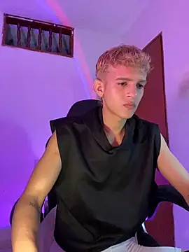 Snapshot of tylernova chatting on November 8, 2025, 3:39 am tylernova online show from November 8, 2025, 3:39 am