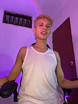 Snapshot of tylernova chatting on November 10, 2025, 4:22 am tylernova online show from November 10, 2025, 4:22 am