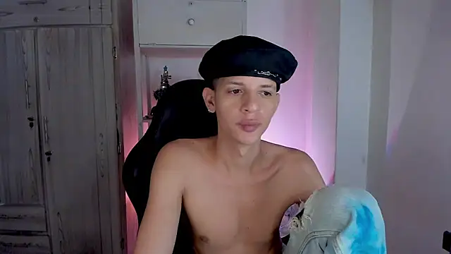 Snapshot of tylernova chatting on December 15, 2025, 7:56 am tylernova online show from December 15, 2025, 7:56 am