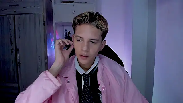 Snapshot of tylernova chatting on January 19, 2026, 12:36 am tylernova online show from January 19, 2026, 12:36 am