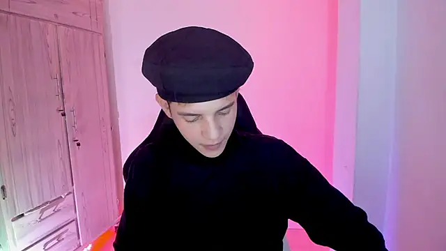 Snapshot of tylernova chatting on February 9, 2026, 3:43 am tylernova online show from February 9, 2026, 3:43 am