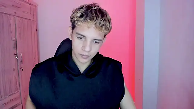 Snapshot of tylernova chatting on February 15, 2026, 4:09 am tylernova online show from February 15, 2026, 4:09 am