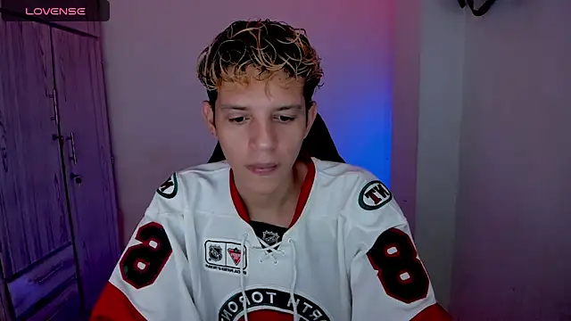 Snapshot of tylernova chatting on April 4, 2026, 3:27 am tylernova online show from April 4, 2026, 3:27 am