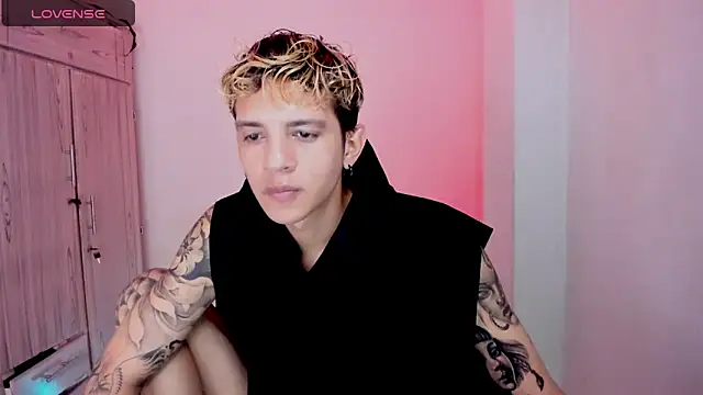 Snapshot of tylernova chatting on April 7, 2026, 3:29 am tylernova online show from April 7, 2026, 3:29 am