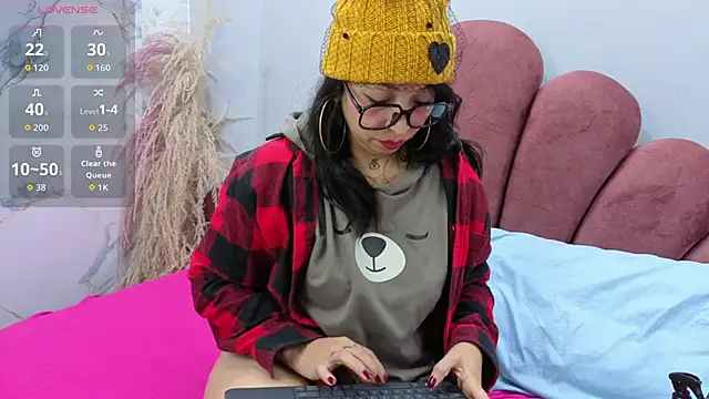 CHIARAJJONES online show from November 7, 2025, 1:11 pm