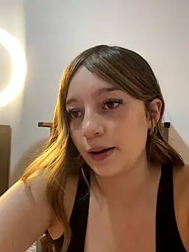 Snapshot of __Lorelain__ chatting on December 19, 2025, 1:12 am Lorelain online show from December 19, 2025, 1:12 am