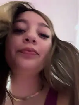 Snapshot of __Lorelain__ chatting on December 21, 2025, 12:18 am Lorelain online show from December 21, 2025, 12:18 am