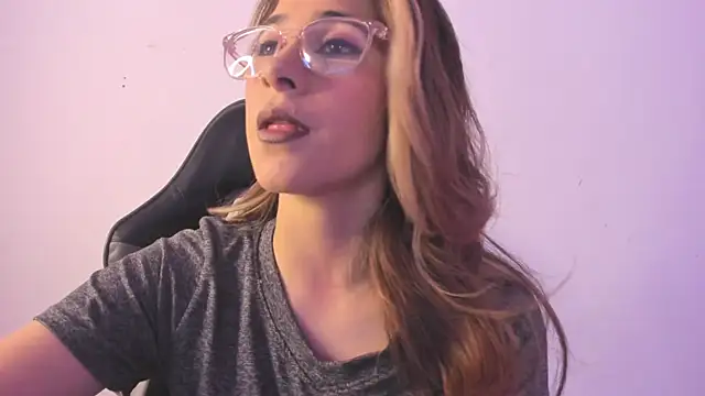 Snapshot of Sara_Roades chatting on November 12, 2025, 7:57 pm Sara Roades online show from November 12, 2025, 7:57 pm