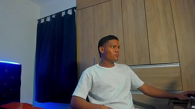 Snapshot of isaac_master77 chatting on November 11, 2025, 2:55 am isaac master77 online show from November 11, 2025, 2:55 am